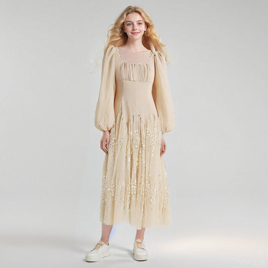 Jeune femme blonde portant la robe longue sequins champagne Hoally, style romantique français élégant