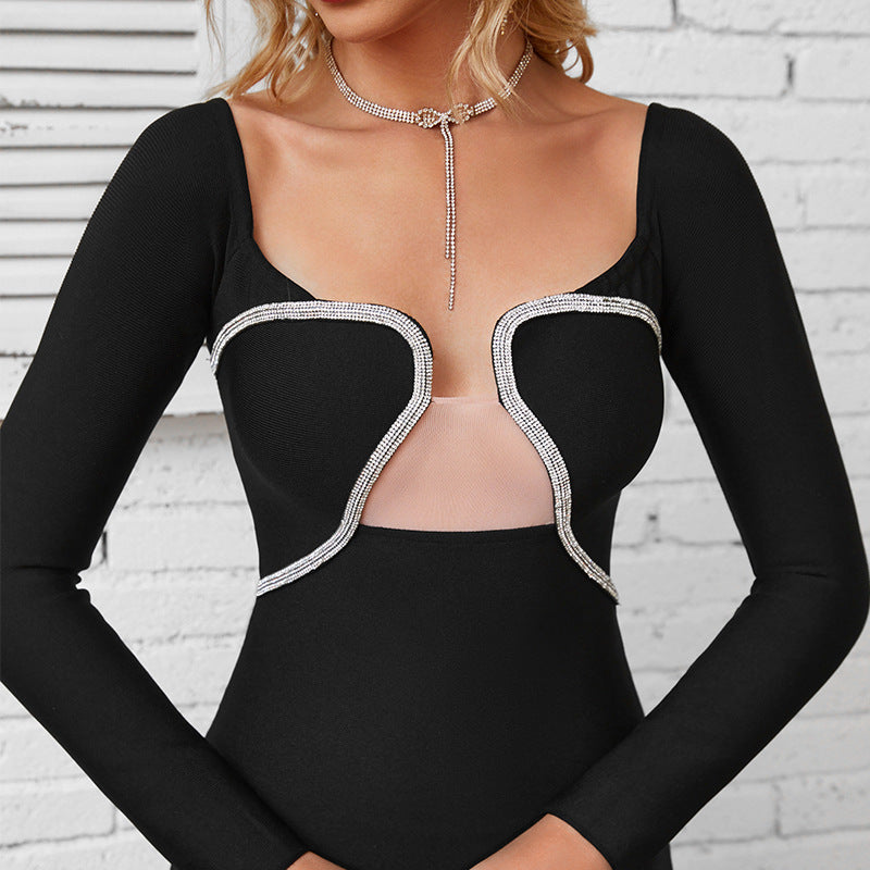 Femme blonde cheveux ondulés portant la robe bandage midi décolleté cœur cristaux Hoally, style soirée ultra glamour et sophistiqué