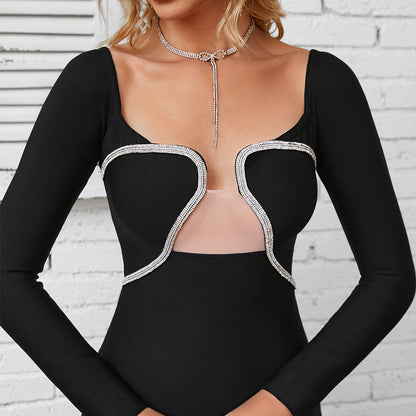 Femme blonde cheveux ondulés portant la robe bandage midi décolleté cœur cristaux Hoally, style soirée ultra glamour et sophistiqué