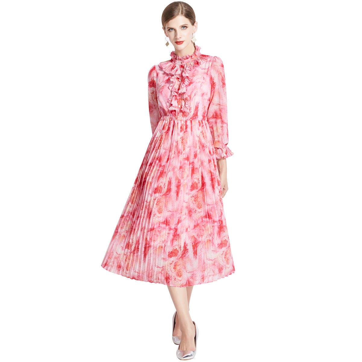 Femme blonde portant la robe midi plissée florale rose imprimé floral Hoally, style romantique français moderne et aérien