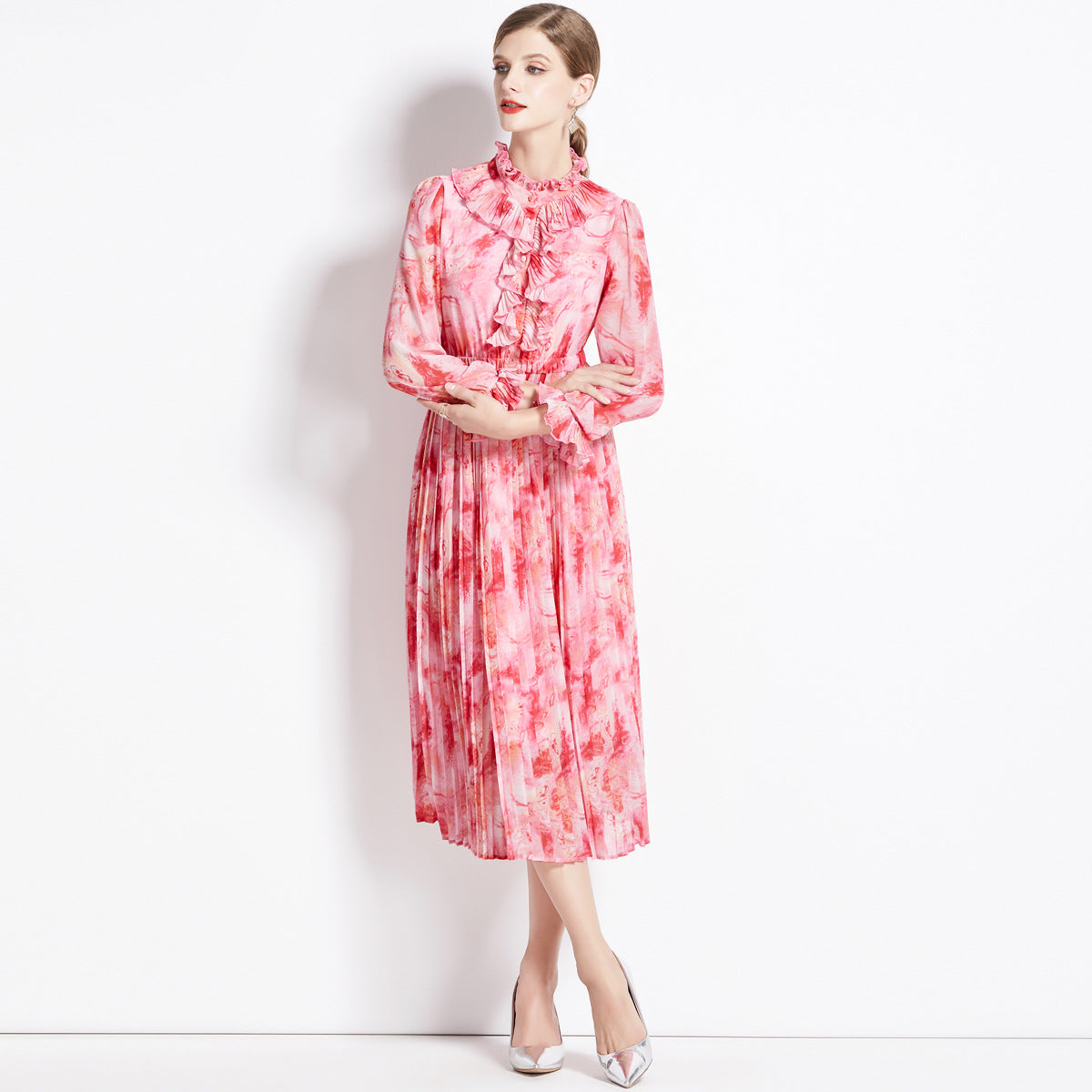 Femme blonde portant la robe midi plissée florale rose imprimé floral Hoally, style romantique français moderne et aérien