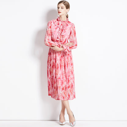 Femme blonde portant la robe midi plissée florale rose imprimé floral Hoally, style romantique français moderne et aérien