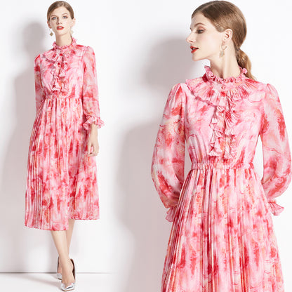 Femme blonde portant la robe midi plissée florale rose imprimé floral Hoally, style romantique français moderne et aérien
