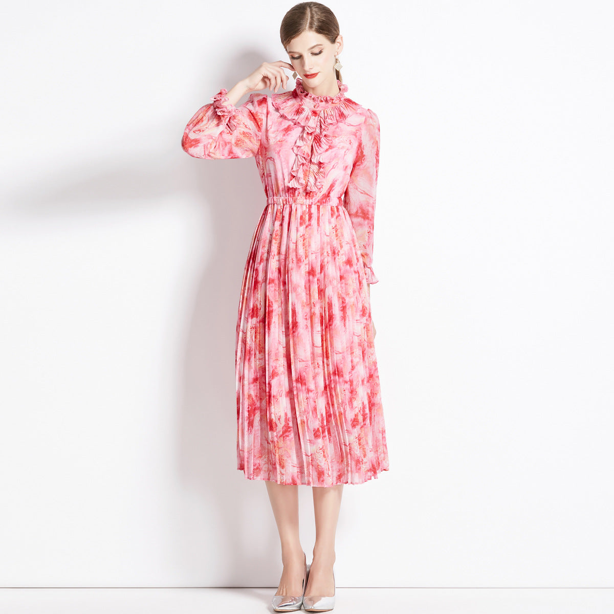 Femme blonde portant la robe midi plissée florale rose imprimé floral Hoally, style romantique français moderne et aérien